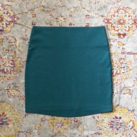 Adorable turquoise BCBGeneration miniskirt - Picture 2 of 4